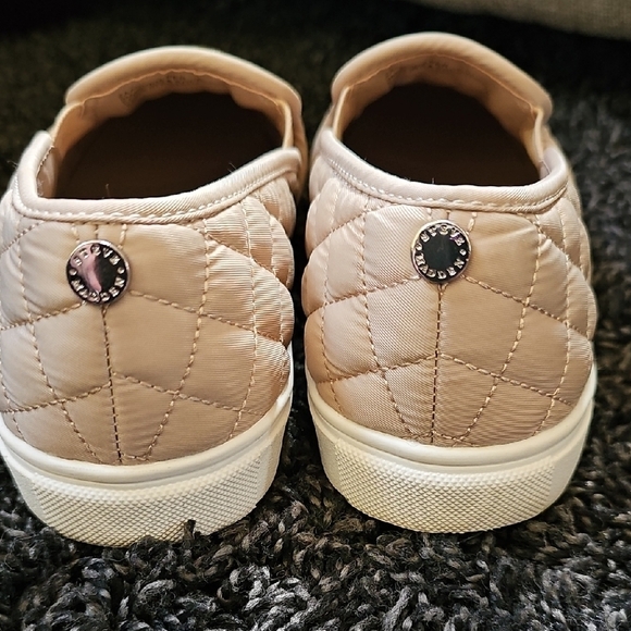 Steve Madden Zaander Size 9 Tan Quilted Sneakers with Elastic Panels - Picture 2 of 10